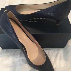 Blue pumps with low heel